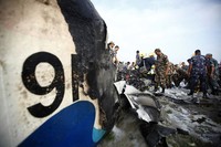 Badan pesawat terbakar dan hancur. REUTERS/Navesh Chitrakar.
