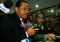 Menurut Juniver, ada dua instansi penegak hukum yang sedang melakukan penyidikan kasus Simulator SIM, yakni KPK dan Polri. Karena itu, perlu diperjelas dulu siapa yang berwenang melakukan penyidikan. Ramses/detikcom.