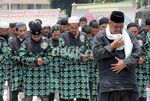 Pendemo Salat Jumat di Depan Kedubes AS