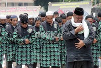 Pendemo menggelar salat Jumat di depan Kedubes AS.