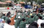Pendemo Salat Jumat di Depan Kedubes AS