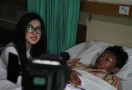 Ke RS UKI, Syahrini Juga Jenguk Korban Tawuran