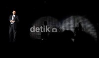 Terima Kasih Cinta pun menjadi lagu pembuka ayah dua anak itu.