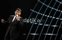 Selamat malam senang bisa kembali di tengah sahabat dan teman-teman dalam 35 tahun saya berkarya dan 50 tahun usia saya, jangan bilang-bilang yah, canda Harvey.
