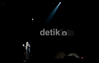 Satu persatu lagu dibawakan dengan merdu, Kekasih, Di Ujung Rindu, Pengertian dan Mau Tak Mau.