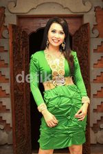 Cantiknya Ratna Listy dengan Gaun Hijau