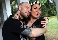 Tyson memeluk Melaney dengan mesra. Gus Mun/detikHOT.