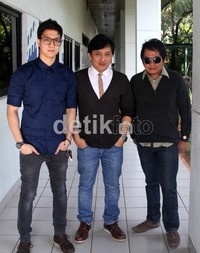 Dikta tampak mengenakan kemeja biru dan celana jeans hitam. Gus Mun/detikHOT.