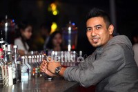 Ia datang dengan gaya casualnya.
