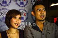 Rio Febrian datang ditemani oleh sang istri Sabria Kono.