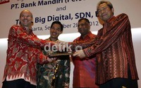 Bank Mandiri mengklaim sebagian besar nasabah perusahaan berasal dari masyarakat kelas menengah. Upaya kerjasama yang dilakukan ini diharapkan bisa membuat kenyamanan dan kemudahan dalam melakukan perjalanan jauh bagi para nasabah.