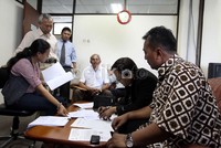 Icuk menyerahkan berkas gugatan. Seperti diketahui, dalam Munas PB PBSI, Icuk dinyatakan kalah secara aklamasi dari Gita Wirjawan di pemilihan ketua umum baru. Ia hanya mendapat dua suara, sedangkan Gita 34, dan satu suara abstain. Icuk tidak menerima keputusan tersebut karena pemilihan itu dilakukan tidak sesuai jadwal.