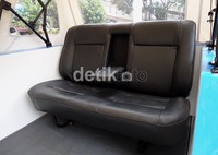 Berbeda dengan kendaraan roda tiga yang beredar di Indonesia, ruang penumpang di bagian belakang tampak sangat lega.