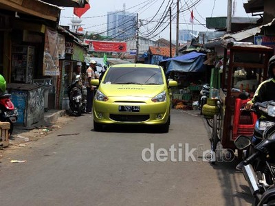 Aksi Mirage di Gang Sempit Jakarta