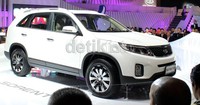 Trim dan jok ditawarkan kain atau kulit hitam dan beige. Dashboard juga diubah, antara lain panel meter LCD dan layar tengah 7 inci. Panoramic roof juga tersedia di atapnya.