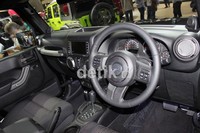 Di bagian inetriornya, Jeep Wrangler Diesel dilengkapi jok fabric dengan fitur YESS Essenstial. Di mana kain jok diberi lapisan khusus agar tahan air-menyerupai efek daun talas. Pada lingkar kemudi, terdapat tombol speed control, audio dan menu EVIC (Electronic Vehicle Information Center).