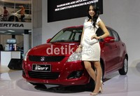Model berpose dengan Suzuki Swift. Suzuki membanderol All New Swift ini dengan harga mulai dari Rp 163,1 juta buat varian tipe terendah GL transmisi manual.  Sementara GL dengan transmisi matik diberi harga Rp174,1 juta, disusul dengan All New Swift GX transmisi manual yang dijual Rp169,6 juta dan GX transmisi matik dengan harga Rp180,6 juta. Harga tersebut sudah berstatus on the road untuk Jabodetabek.
