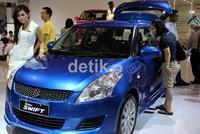 Seorang Suzuki Angel berpose dengan Suzuki Swift. Ada dua varian New Swift yakni GX dan GL dengan pilihan transmisi manual dan otomatis.