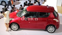 Suzuki Swift di booth Suzuki. Penumpang dilindungi dengan dual airbag di tipe Swift GX, ABS, EBD, dan fitur keyless push start. Fitur terakhir untuk menyalakan mesin tanpa memutar kunci kontak, cukup dengan menekan tombol.