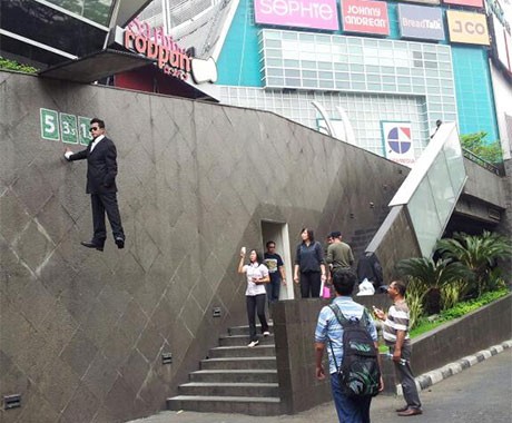 Hari Ini Manusia Melayang Sambangi Plaza Semanggi