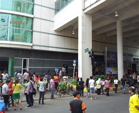 Ada Agen Intelijen Nempel di Dinding Mal Ambasador?