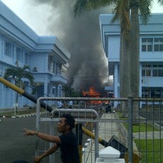 Puluhan Kerabat Korban Pesawat Bravo Padati Area kamar Jenazah RSHS
