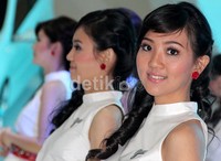 Siap tersenyum begitu ada lensa kamera yang akan mengabadikan para Toyota Pretty.