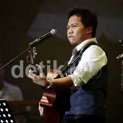 Santai Bersama Shandy Sondoro, Bergoyang Diiringi Musik Theme Park