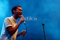 Dengan alunan musik yang bergaya post-punk pop ia tampil memukau.