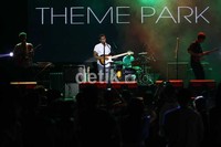 Miles Haughton (vokal, gitar), Marcus Haughton (vokal, gitar), Louis Bhose (bass) dan Oscar Manthorpe (gitar) memberikan penampilan terbaiknya malam itu.