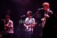Aksi panggung yang sederhana namun membuat seluruh pecinta musiknya sangat terkesan karena alunan musiknya yang oke.