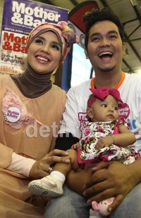 Dalam acara tersebut, Indra tampak ditemani oleh sang istri dan buah hati.