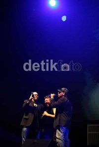 Meski tak muda lagi mereka tetap enerjik seperti di lagu Come and Talk to Me dan mengajak seluruh penonton bernyanyi bersama.