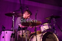 Aksi drummer Keane Richard Hughes.