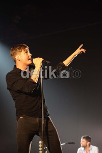 Keane merupakan grup band asal Sussex, Inggris, yang sukses memikat penggemarnya lewat permainan piano sebagai instrumen utama dalam permainan band mereka.