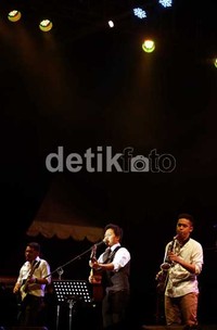 Ia membawakan lagu-lagu berbahasa Inggris di awal penampilannya. Sebut saja seperti lagu Always on the Sun, Why Dont We, serta Whats Going On sebagai pembuka.