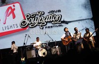 pelantun Malam Biru juga tak lupa membawakan lagu Anak Jalanan dengan nuansa yang groovy.