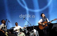 Lagu Just Take My Heart membuat semangat penonton kembali membara, terlebih penampilannya malam itu terbilang sangat atraktif.