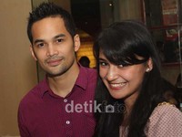 Keduanya pun tampak mesra.