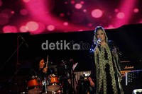 Musisi Ermi Kulit membawakan lagu hits Dlloyd