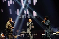 Trio Libels membawaka lagu hits Dlloyd