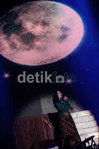 Iga Mawarni membawakan lagu hits Dlloyd