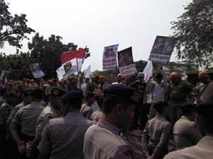 Hidayat dan Sabam Sirait Ikut Demo Antipenistaan Agama di Kedubes AS