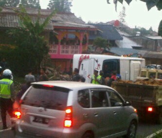 Bus Pariwisata di Puncak Berhenti Setelah Menabrak Pos Security
