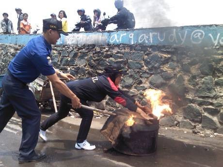 Cegah Kebakaran, Warga Tambora Dilatih Padamkan Api Pakai Karung
