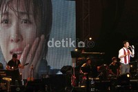 Kurang lebih selama 150 menit dari pukul 19.00-21.30 WIB, Tim menampilkan aksinya disekitar 1.500 penonton. Konsep yang dikedepankan Tim ialah ingin lebih dekat dengan penonton. Itu langsung terasa saat ia pertama tampil membawakan lagu pertamanya.