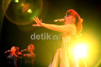 Sicissor Sisters tak hanya membawakan lagu-lagunya yang menjadi hit. Mereka juga sempat membawakan Only the Horses, Shady Love, hingga Baby Come Home yang diambil dari album keempat mereka Magic Hours.