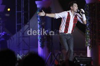 Tim membawakan lagu-lagu Internasional seperti, Baby Justin Bieber, We Found Love Rihanna, dan lagu Rolling In The Deep dari Adele. Saat menyanyikan lagu Bruno Mars Just The Way You Are, ia tidak lupa mengajak para penonton untuk berdiri.