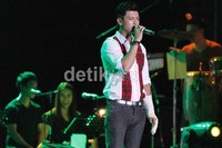 Akhir konser terasa manis saat Tim kembali membawakan lagu Sempurna dari Andra & The Backbones. Di sela-sela lagu, ia membacakan surat yang ia tulis selama berada di Indonesia.