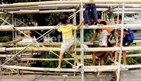 Anak-anak bermain dengan gembira. Sarana publik bermain anak-anak perlu diperbanyak.